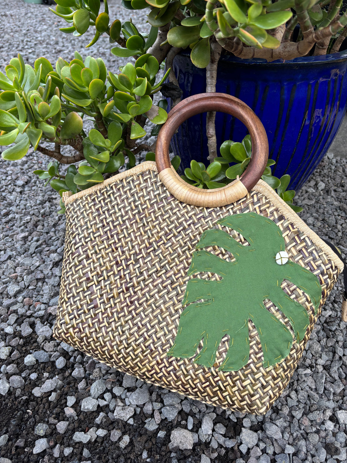 Lauhala Pua ‘Eke Trapeze Tote Handbag - Green Monstera
