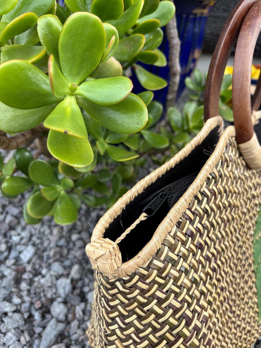 Lauhala Pua ‘Eke Trapeze Tote Handbag - Green Monstera